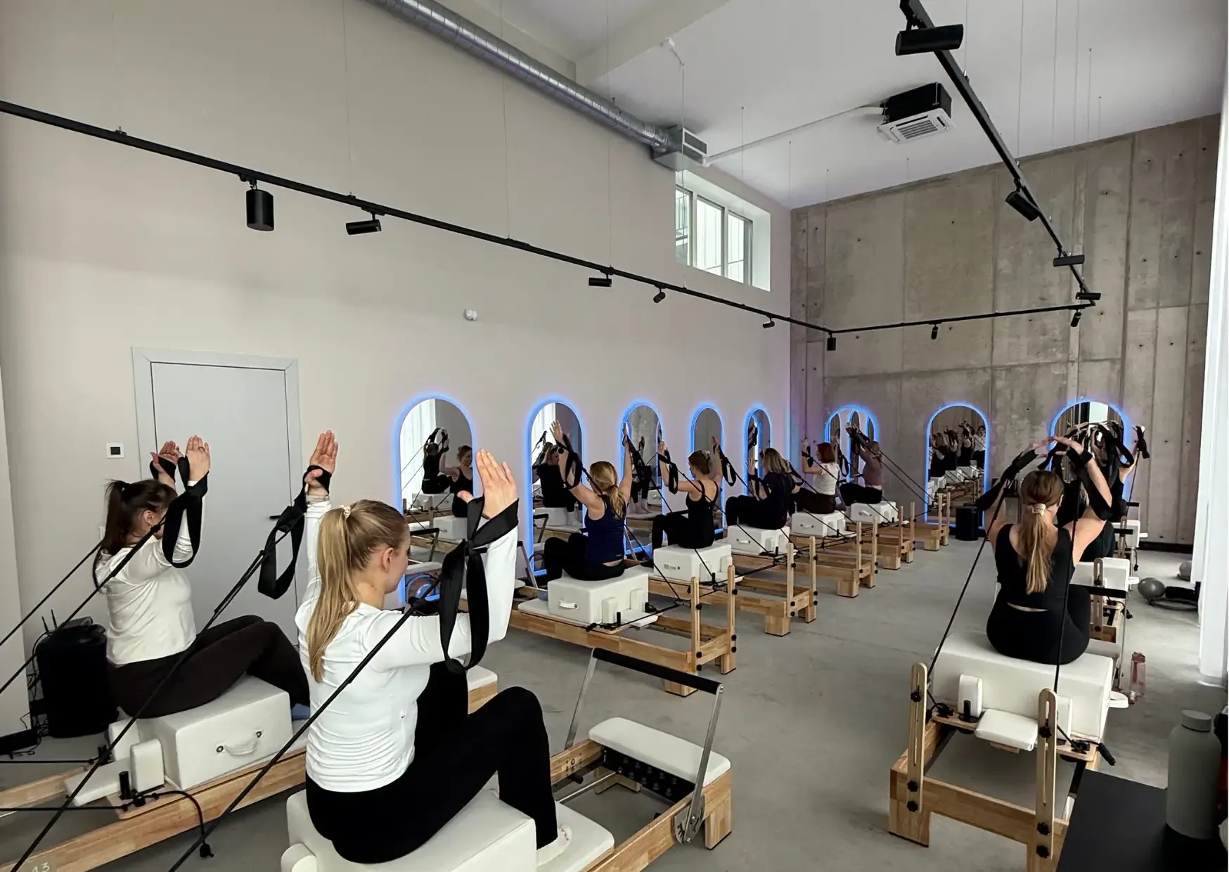 Studio 43 saal reformeritega ja valgustatud kaarpeeglitega