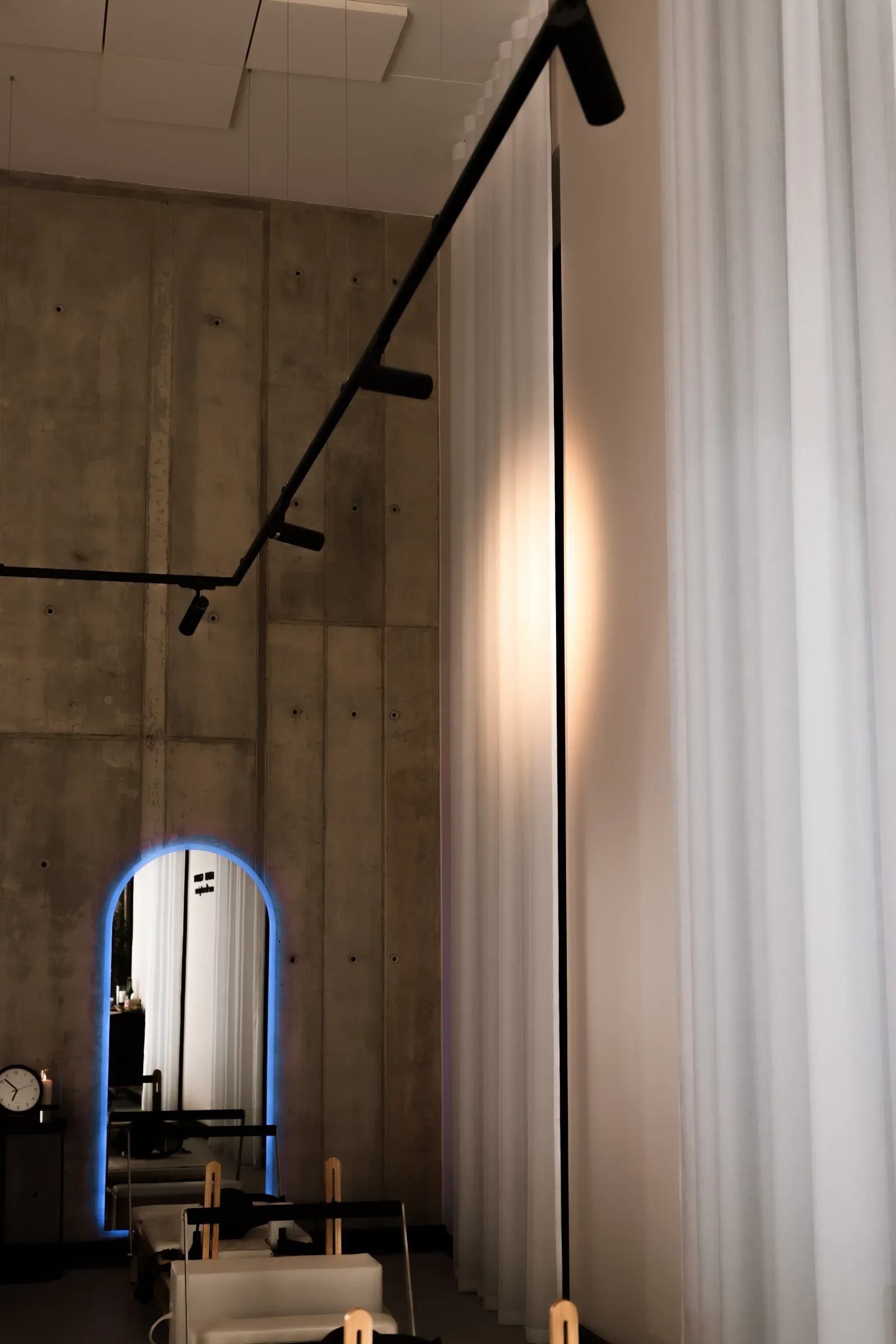 Studio 43 betoonsein, siinvalgustus ja kardinad